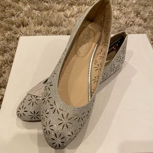 Comfy soles by Bamboo silver glitter flats 8.5